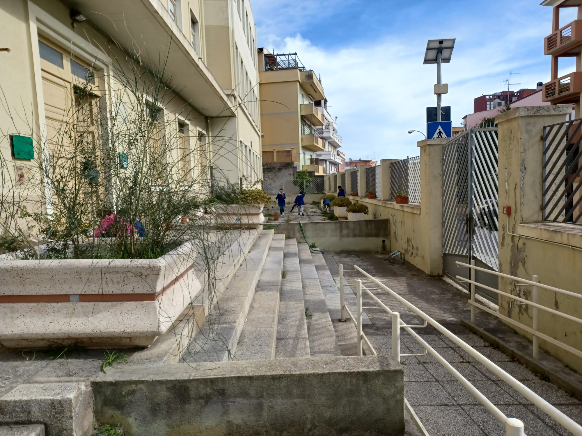 Giardinaggio alla primaria De Amicis