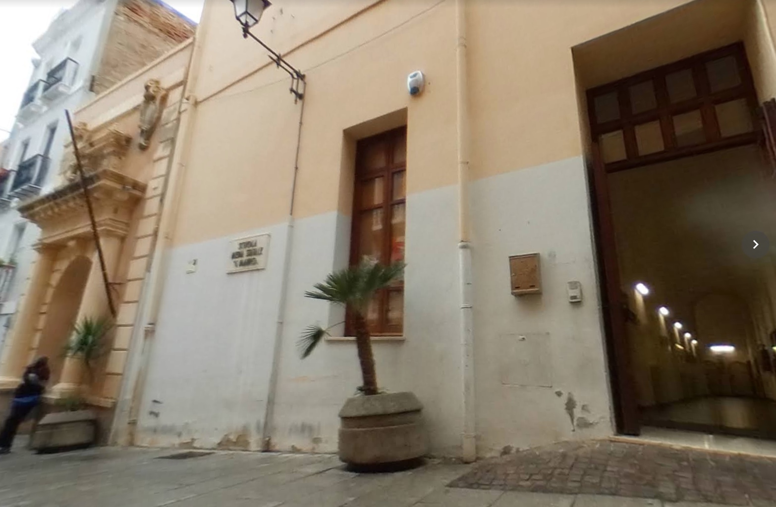 L'ingresso della storica Scuola Media Manno di Cagliari in Via del Collegio