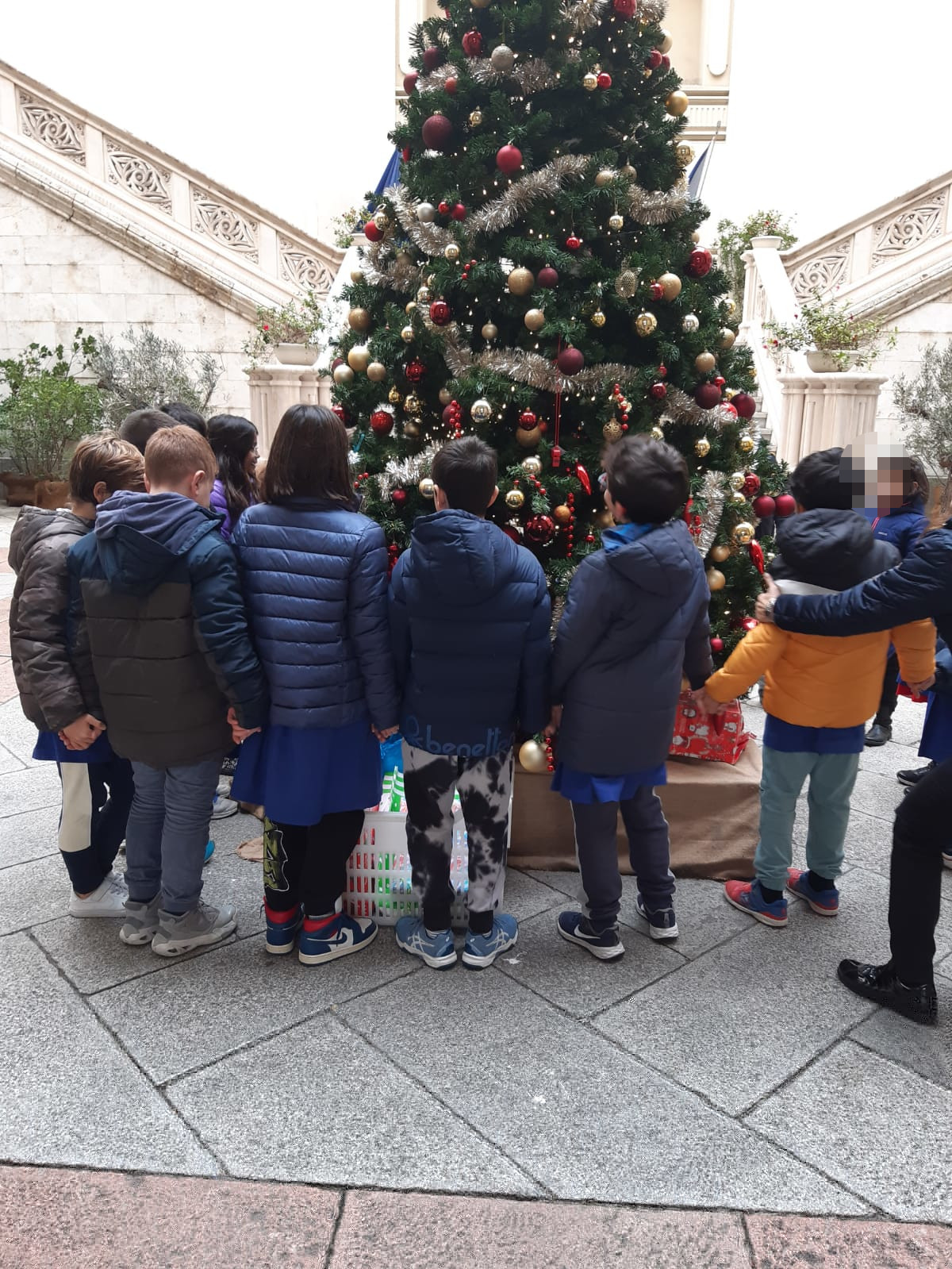 Alunni del Satta offrono doni sotto l'albero del Comune